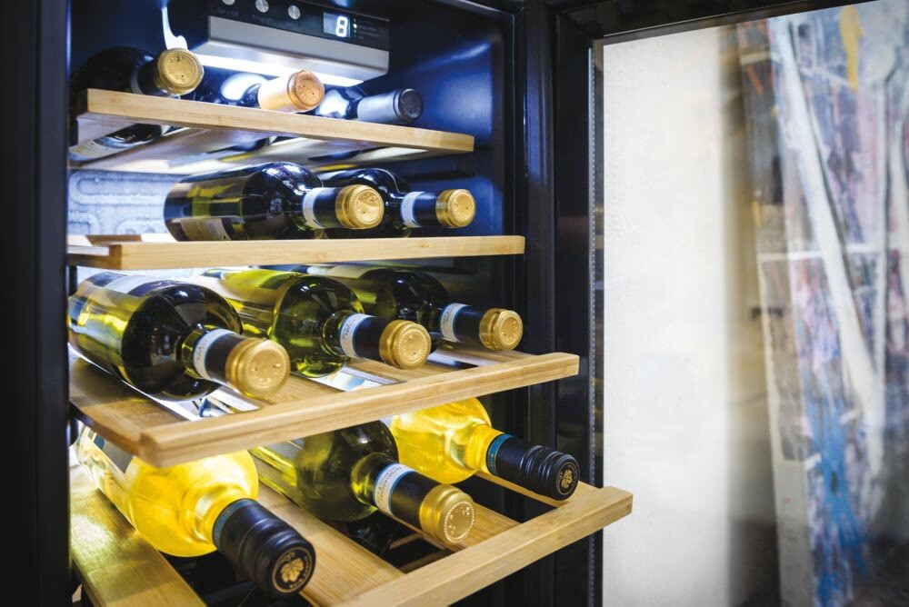 Cantinetta Vini Candy CWCEL 210/NF 21 Bottiglie Libera Installazione Colore Nero Classe G